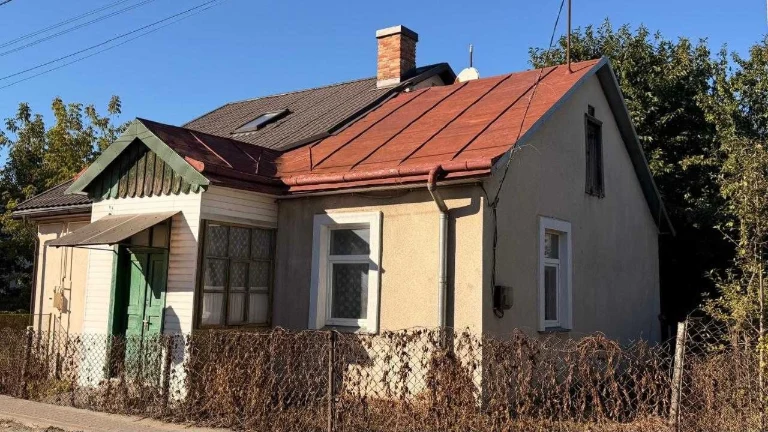 Продаж квартири з ділянкою