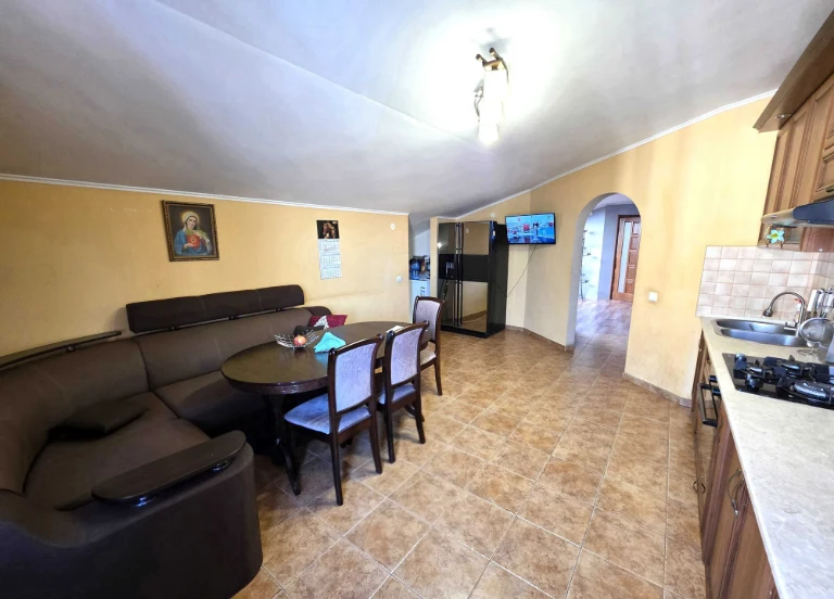 Spacious 3-bedroom apartment with renovation, furniture and appliances in the center