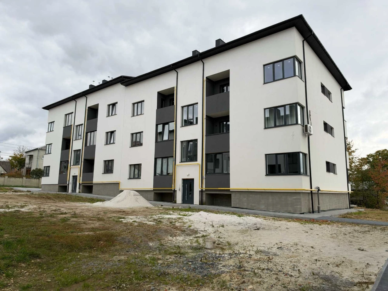 Sale of a 2-level apartment 82 sq m in a new building in Pustomyty