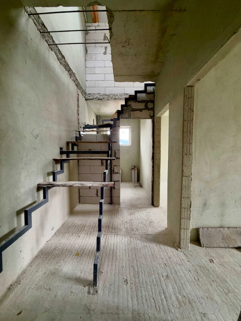 Sale of a 2-level apartment 82 sq m in a new building in Pustomyty