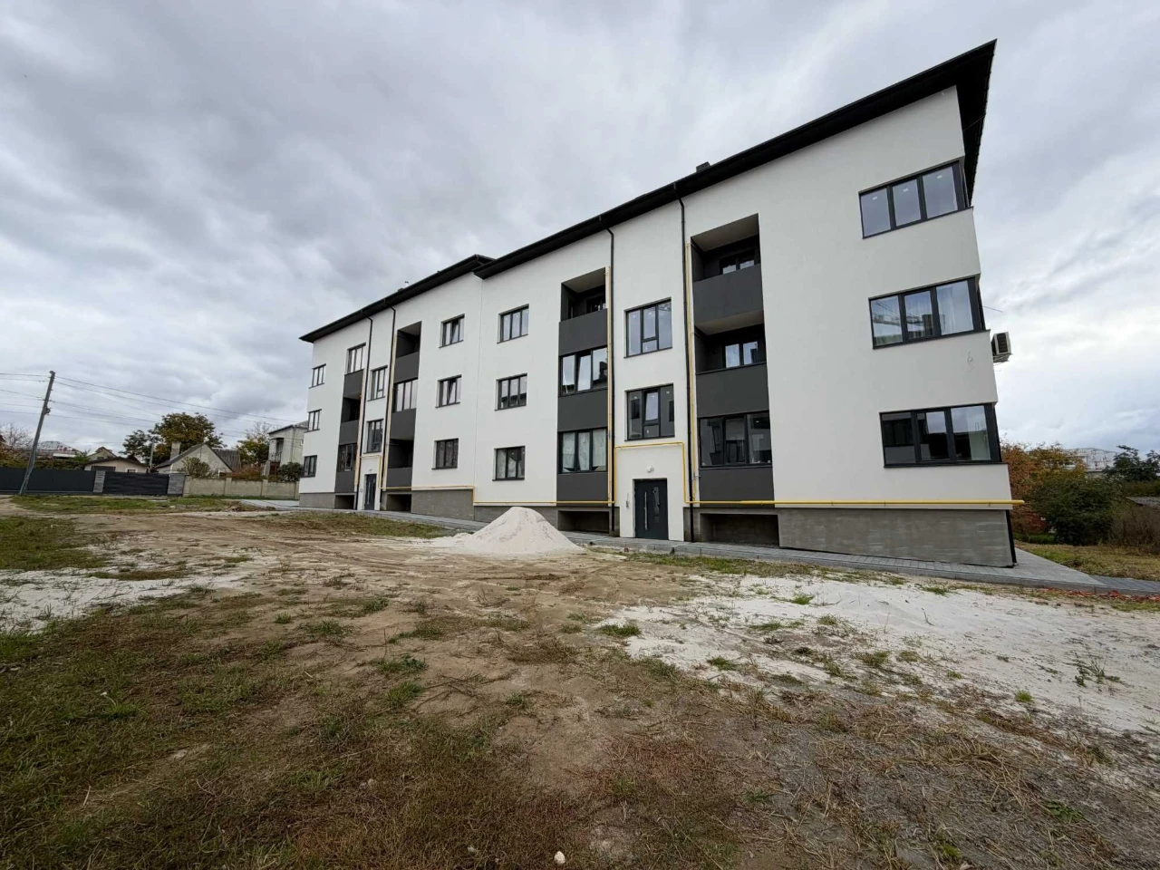 Sale of a 2-level apartment 82 sq m in a new building in Pustomyty