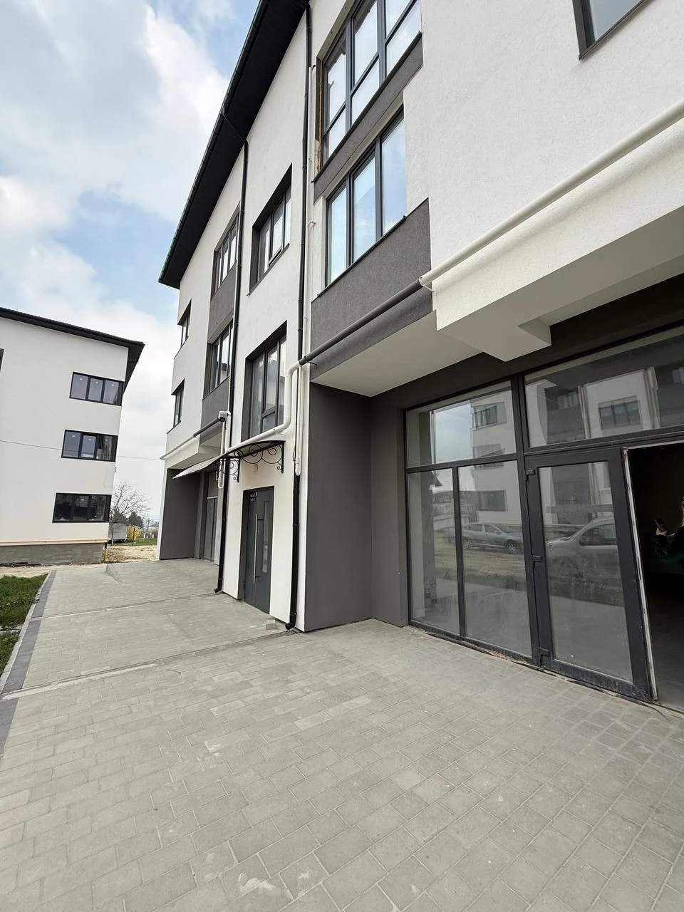 Продаж 2-кімнатної квартири 96 м.кв., вул. Відродження/Пусто