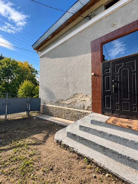Продається квартира з власним подвірʼям
