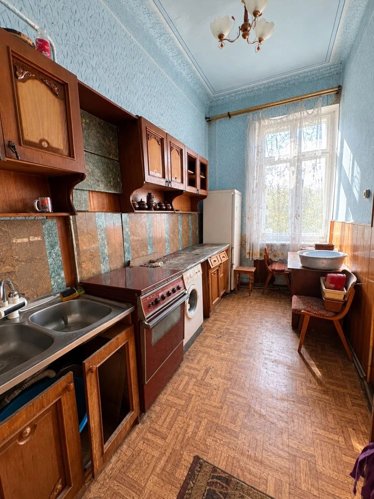 Продається квартира з власним подвірʼям