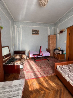 Продається квартира з власним подвірʼям