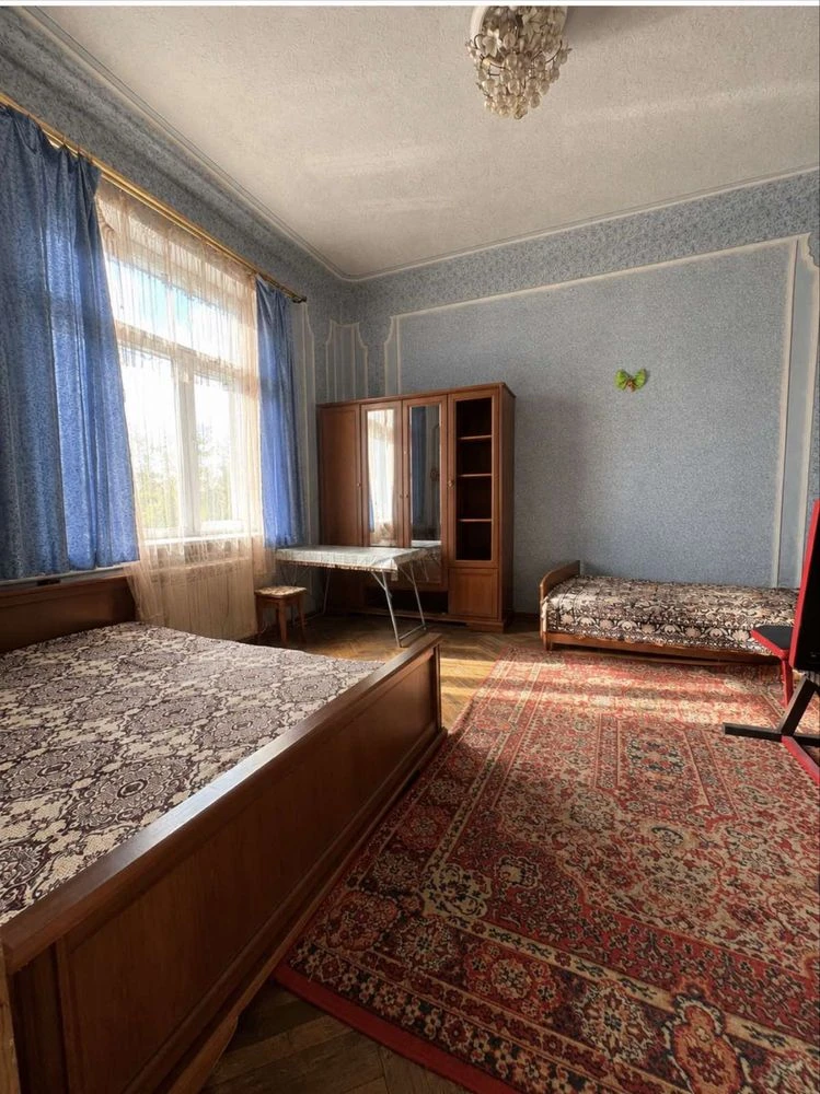 Продається квартира з власним подвірʼям