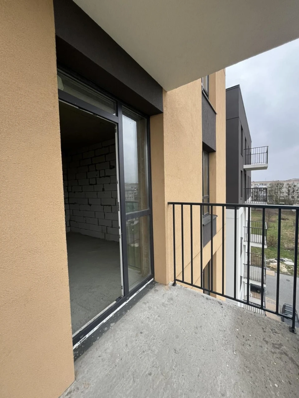 Sale of a 1-room apartment in a new building