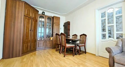 Продається житлова 2-кімнатна квартира з власним опаленням,
