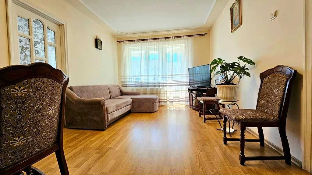 Продається житлова 2-кімнатна квартира з власним опаленням,