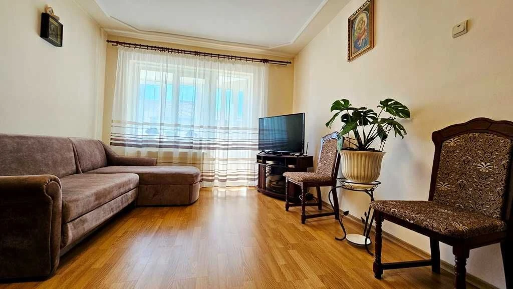 Продається житлова 2-кімнатна квартира з власним опаленням,