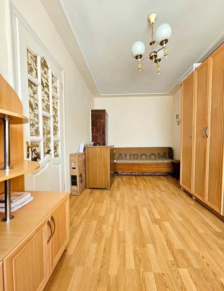 Продається житлова 2-кімнатна квартира з власним опаленням,