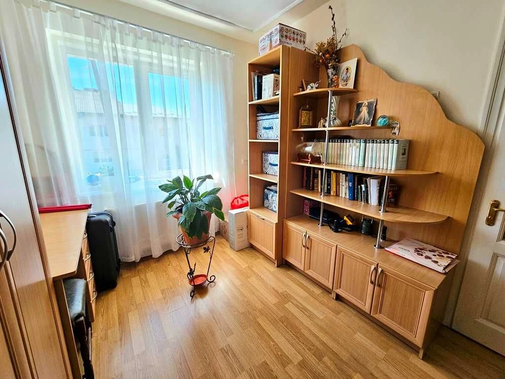 Продається житлова 2-кімнатна квартира з власним опаленням,