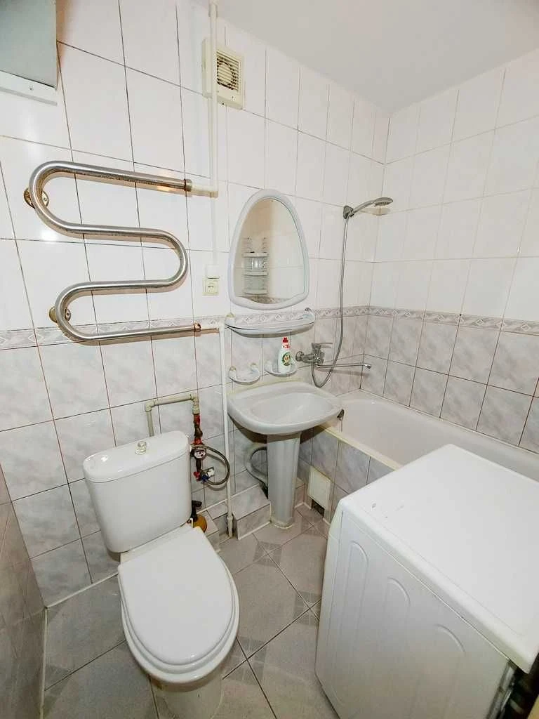 Продається житлова 2-кімнатна квартира з меблями та побутово