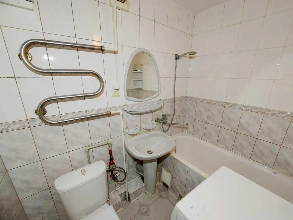 Продається житлова 2-кімнатна квартира з меблями та побутово