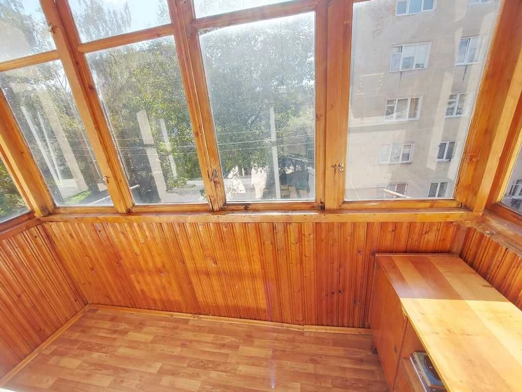 Продається житлова 2-кімнатна квартира з меблями та побутово