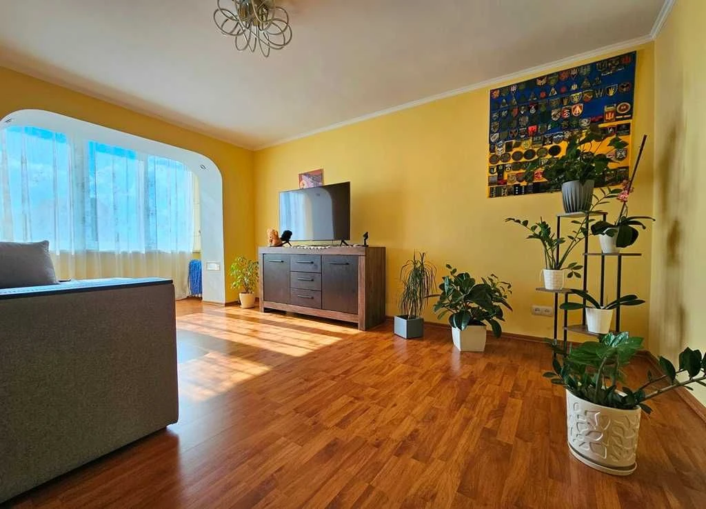 Продається простора та сонячна 3-кімнатна "чешка" в доброму