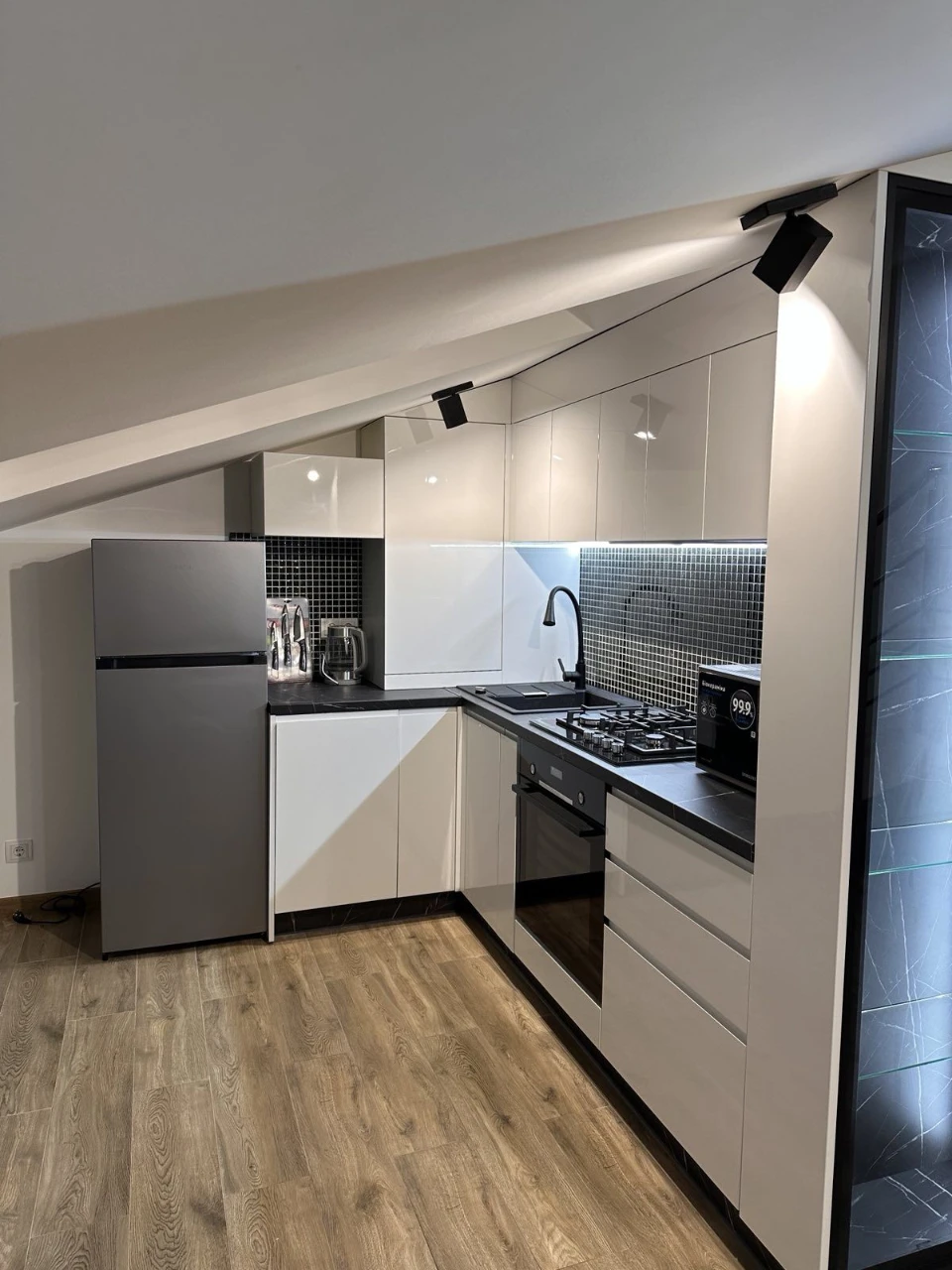 Продаж 1кім квартири 52.2 м2  з ремонтом і меблями