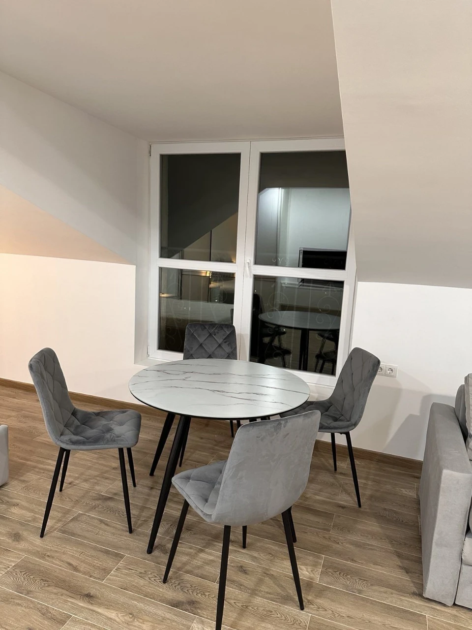 Продаж 1кім квартири 52.2 м2  з ремонтом і меблями