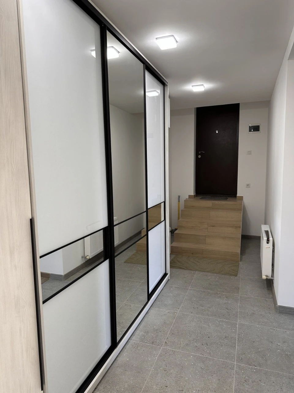 Продаж 2кім квартири з євроремонтом і меблями .Центр. Моршин