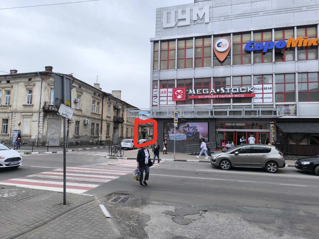 Власник. Продам квартиру в центрі міста Стрий вхід і вікна в