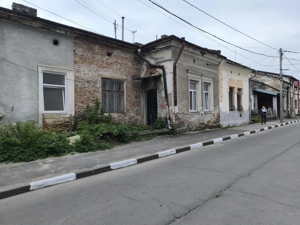 Власник. Продам квартиру в центрі міста Стрий вхід і вікна в