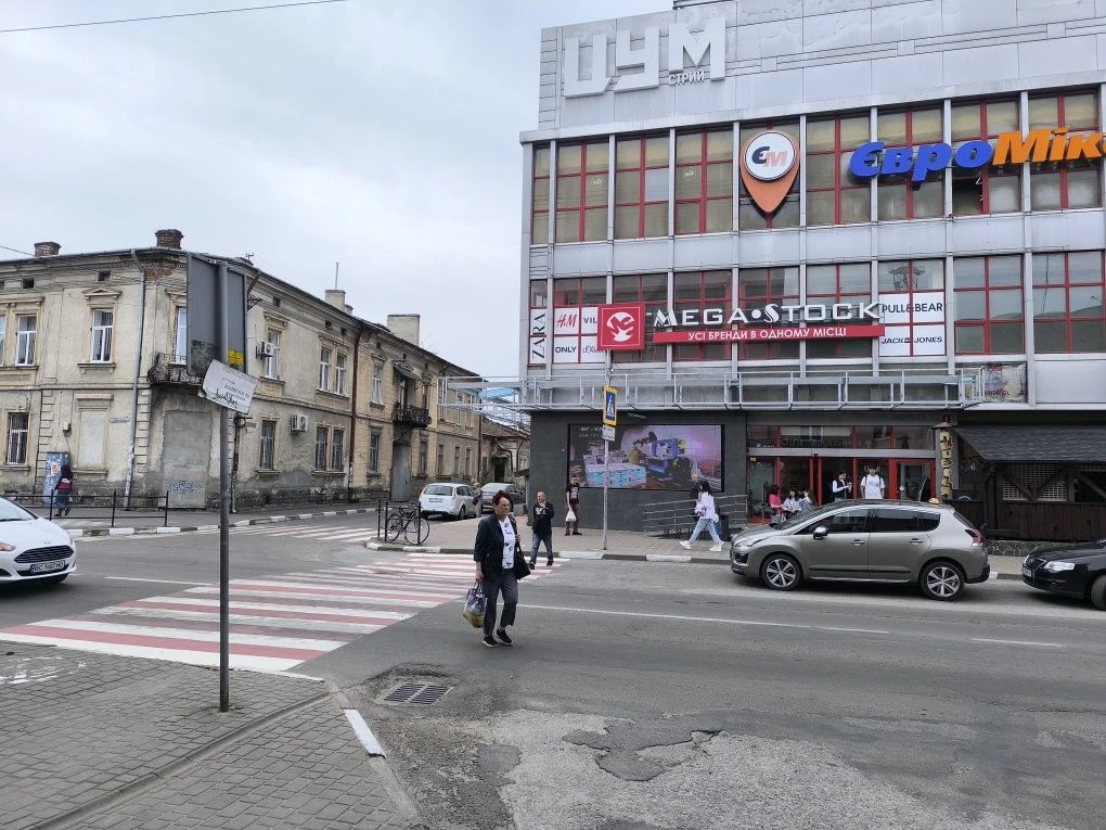 Власник. Продам квартиру в центрі міста Стрий вхід і вікна в