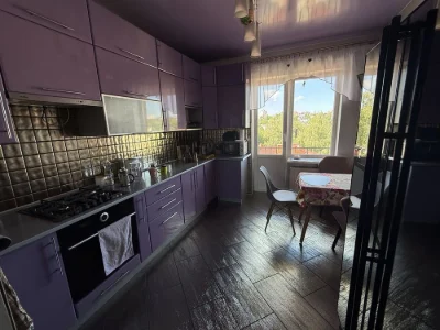 2-кімнатна квартира 63 м² в центрі | автономне опалення, ремонт, меблі