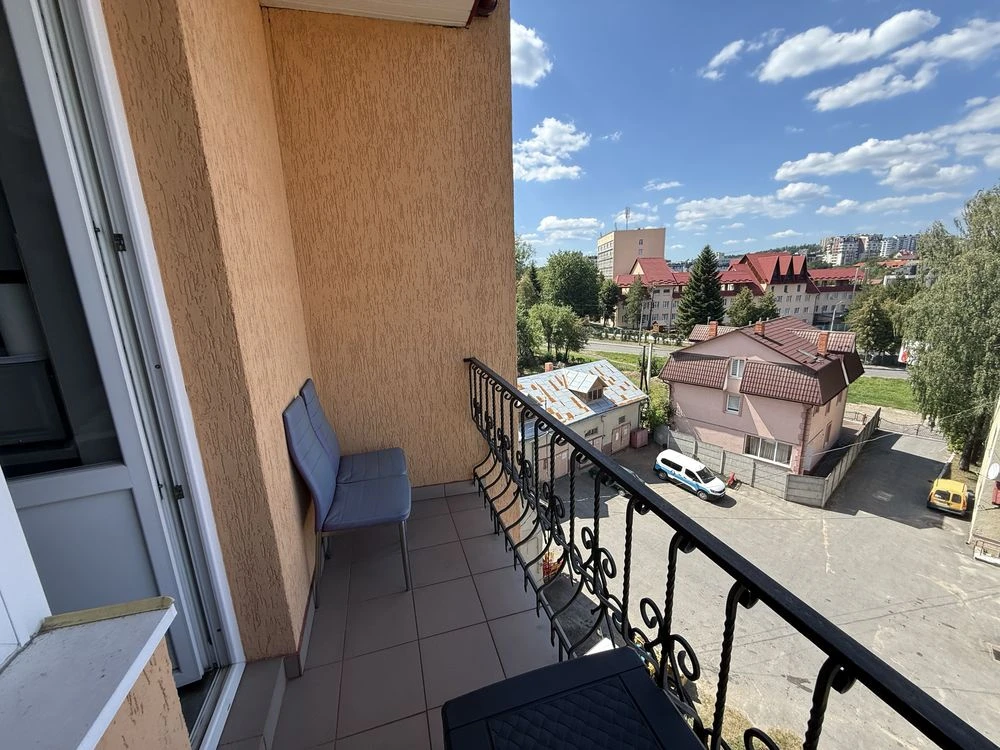 2-кімнатна квартира 63 м² в центрі | автономне опалення, ремонт, меблі