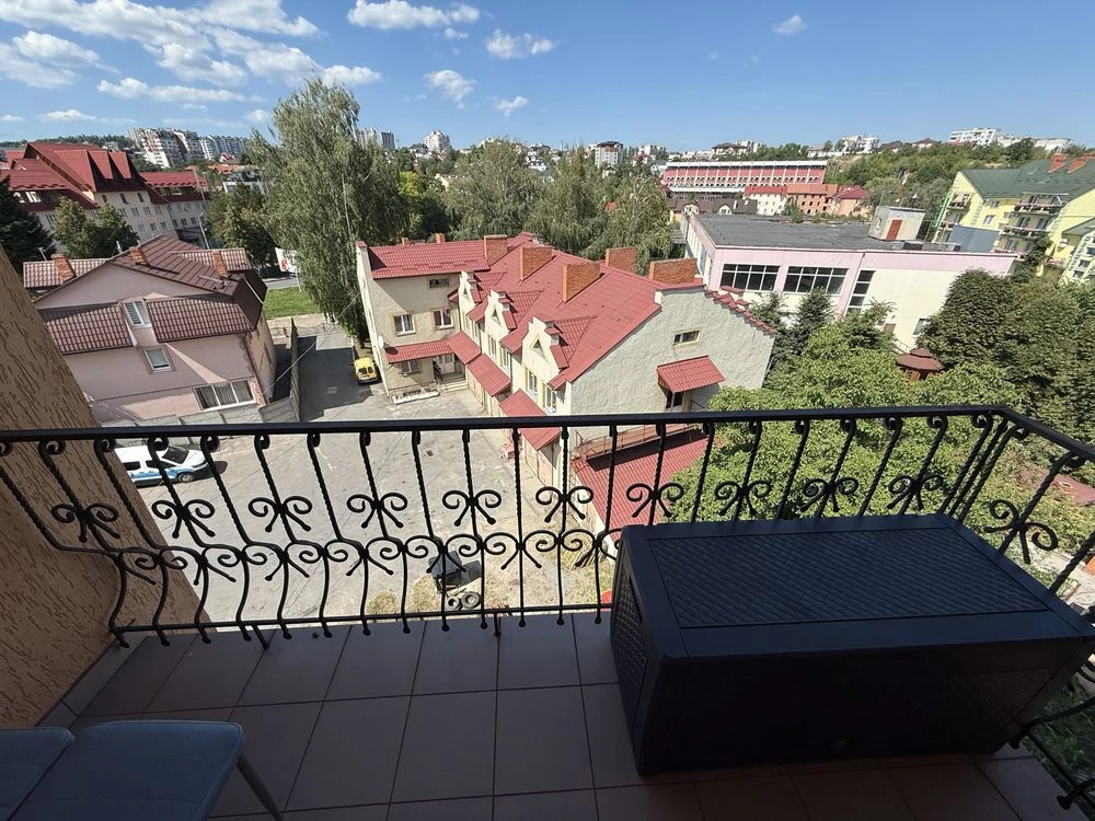 2-кімнатна квартира 63 м² в центрі | автономне опалення, ремонт, меблі