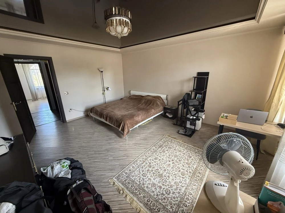 2-кімнатна квартира 63 м² в центрі | автономне опалення, ремонт, меблі
