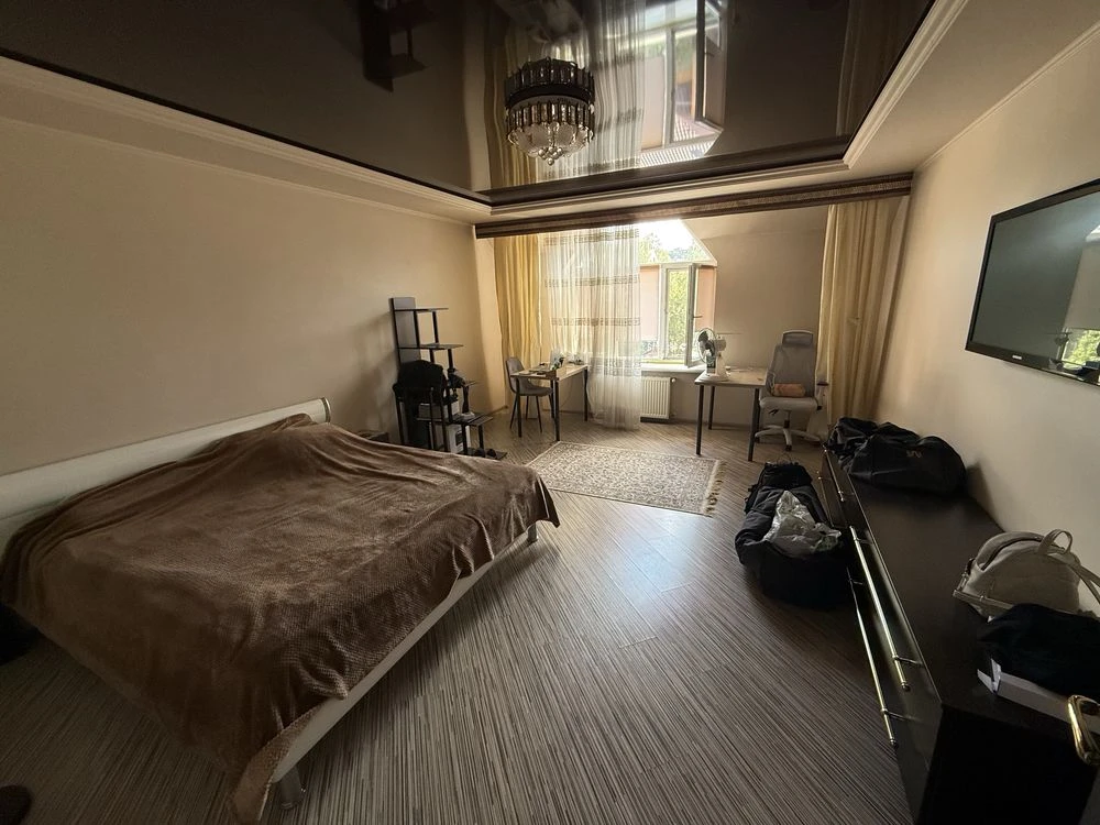 2-кімнатна квартира 63 м² в центрі | автономне опалення, ремонт, меблі