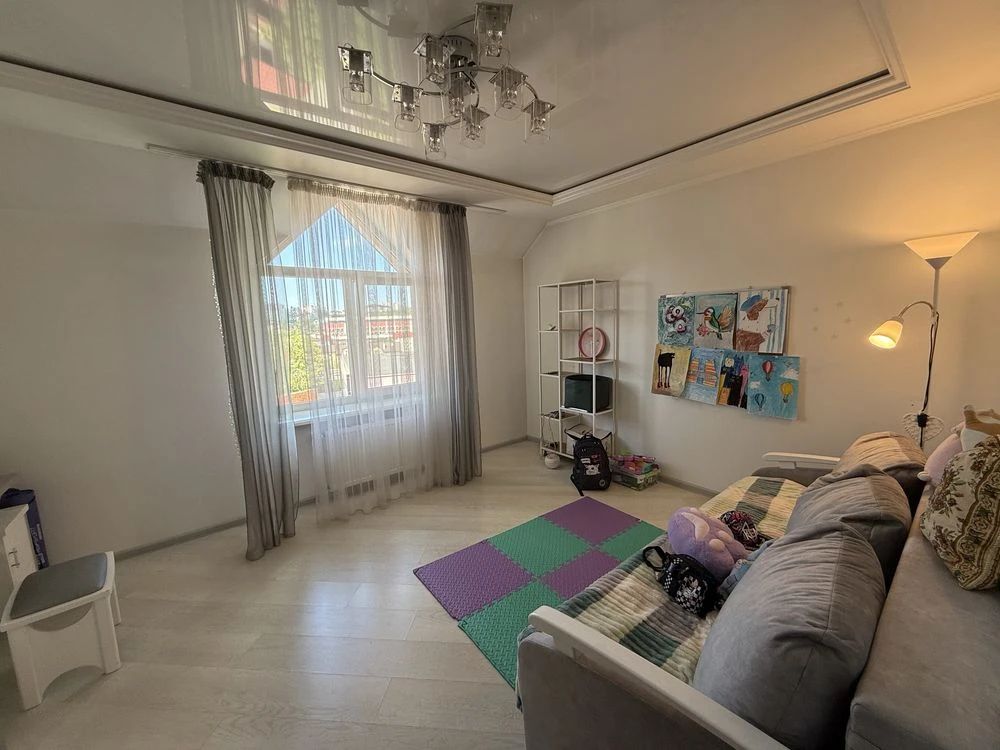 2-кімнатна квартира 63 м² в центрі | автономне опалення, ремонт, меблі