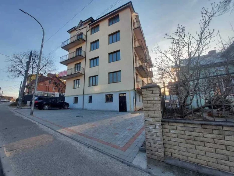 Продаж 3-кімнатної квартири 105 м² у центрі Трускавця — розг