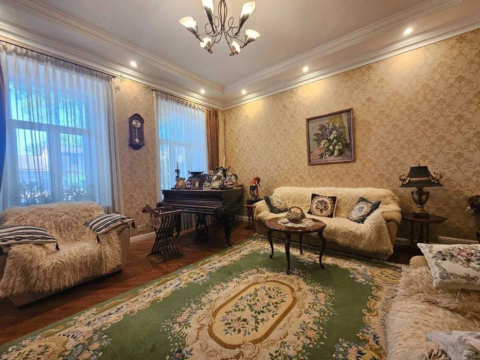 Продается 3-комнатная квартира с антикварной мебелью в Бельг.