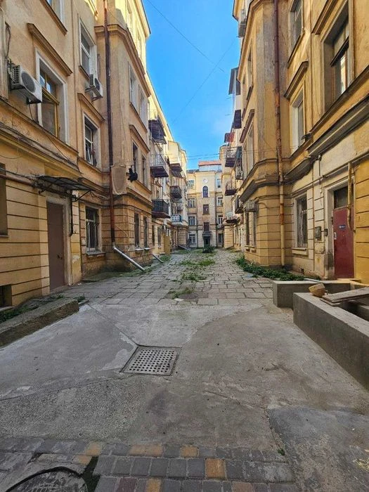 Продается 3-комнатная квартира с антикварной мебелью в Бельг.