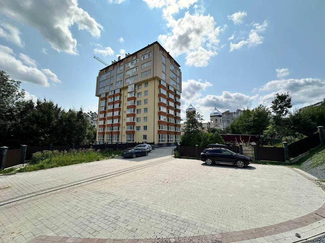 Простора квартира у новобудові з частковим ремонтом у Труска