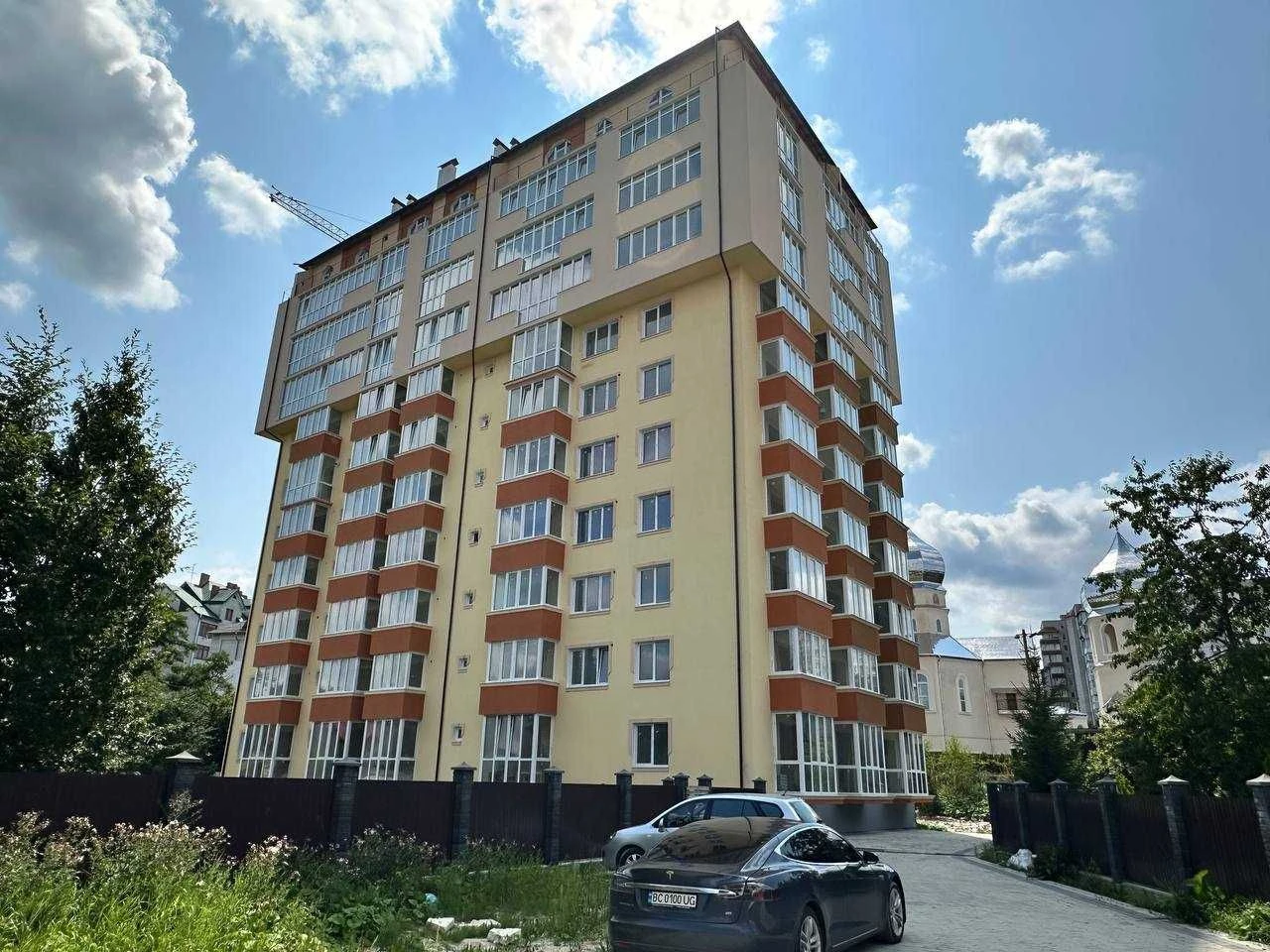 Простора квартира у новобудові з частковим ремонтом у Труска