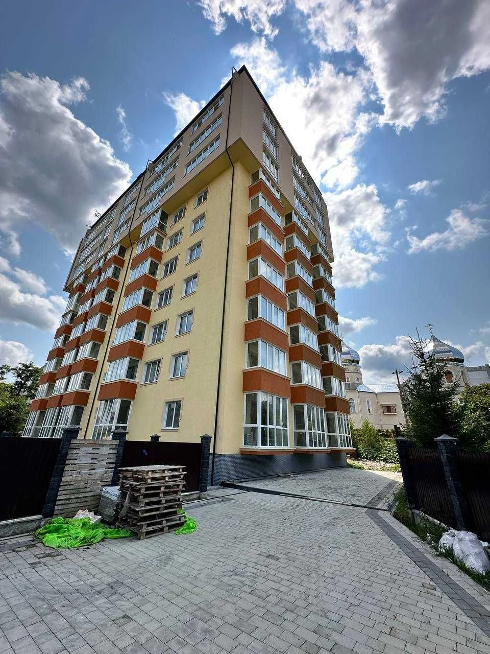 Простора квартира у новобудові з частковим ремонтом у Труска