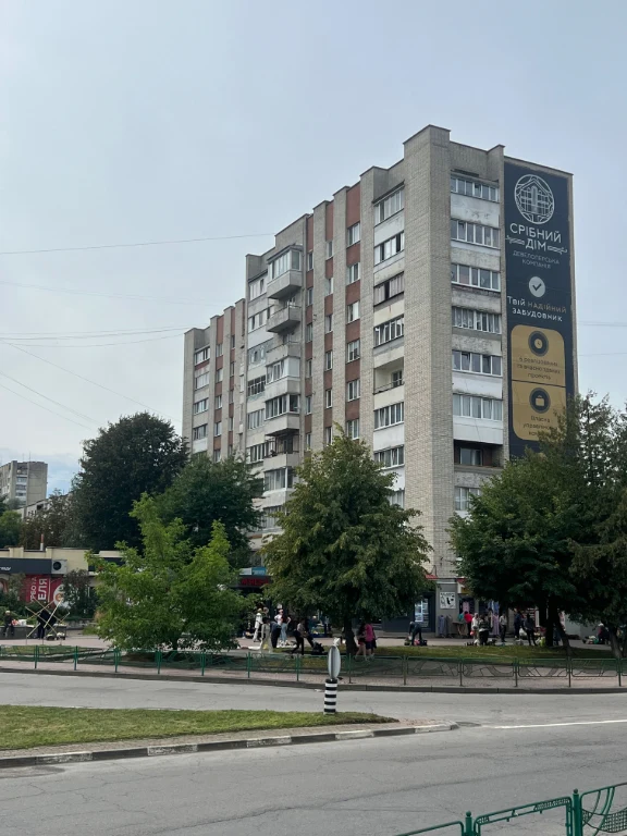 Простора 4-х кімнатна квартира 80м² | Стебницька