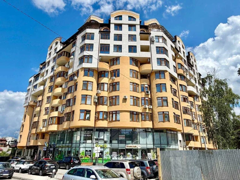Продаж видової 2-кімнатної квартири в елітному ЖК на вул. Ро