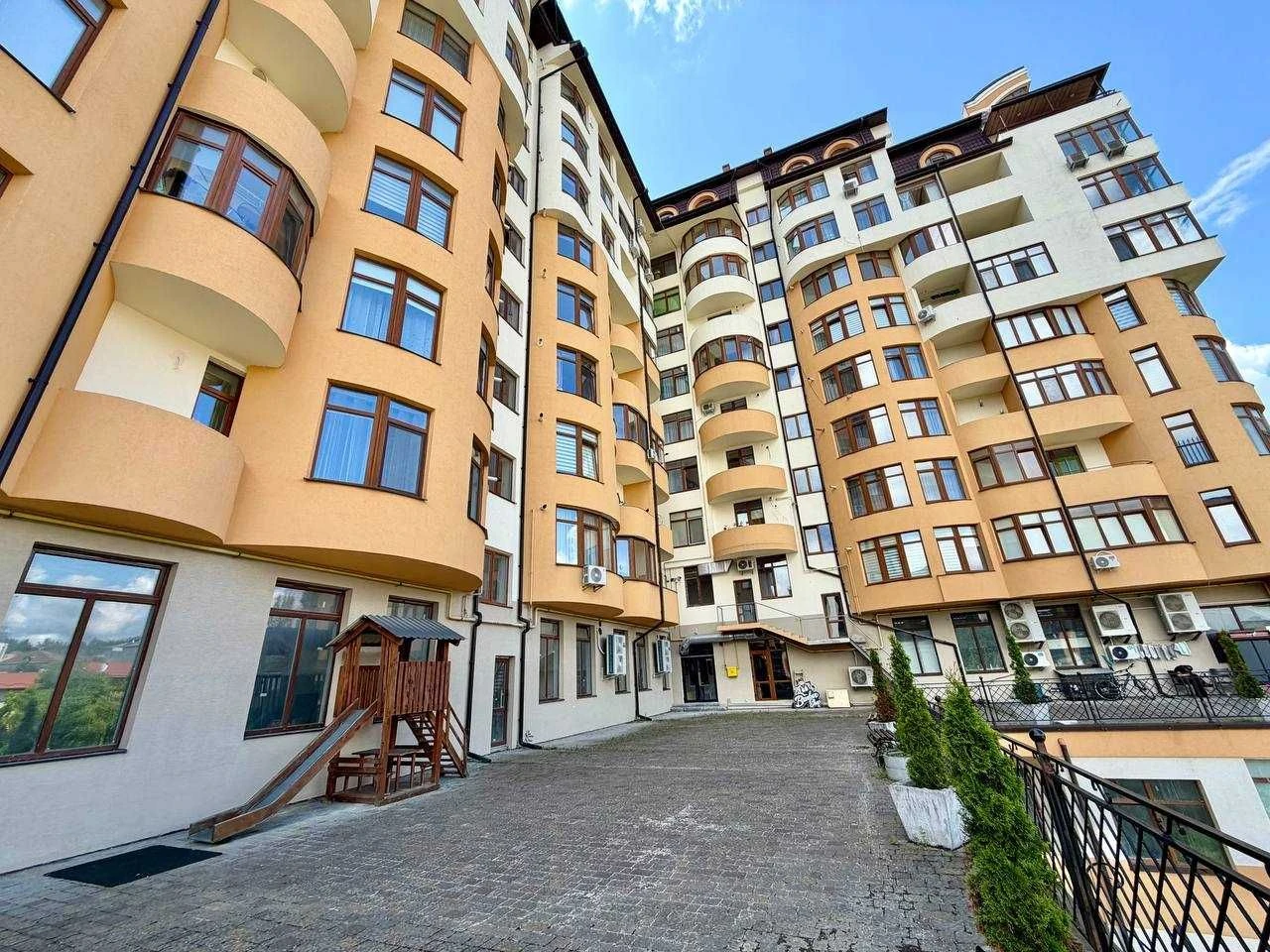 Продаж видової 2-кімнатної квартири в елітному ЖК на вул. Ро