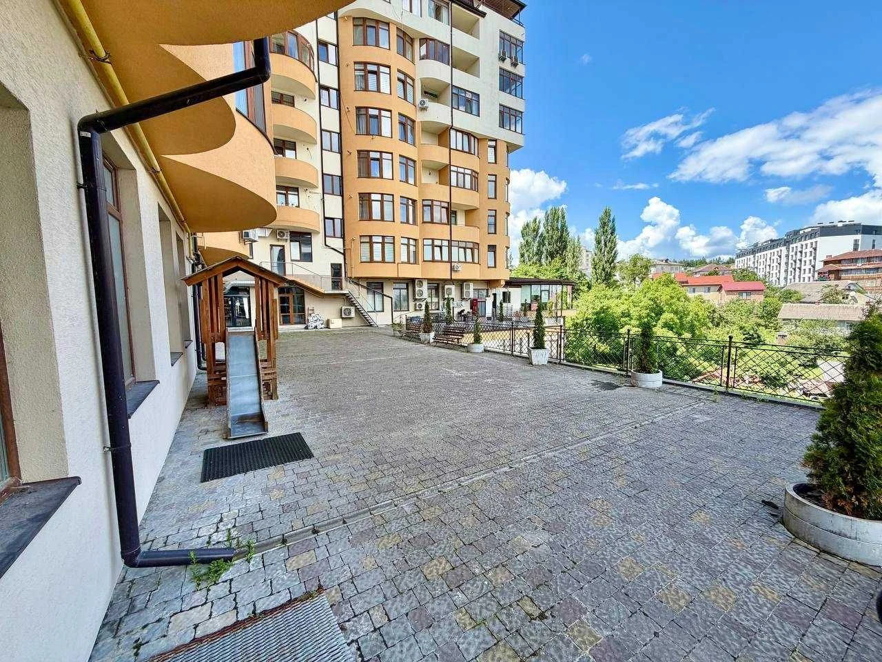 Продаж видової 2-кімнатної квартири в елітному ЖК на вул. Ро
