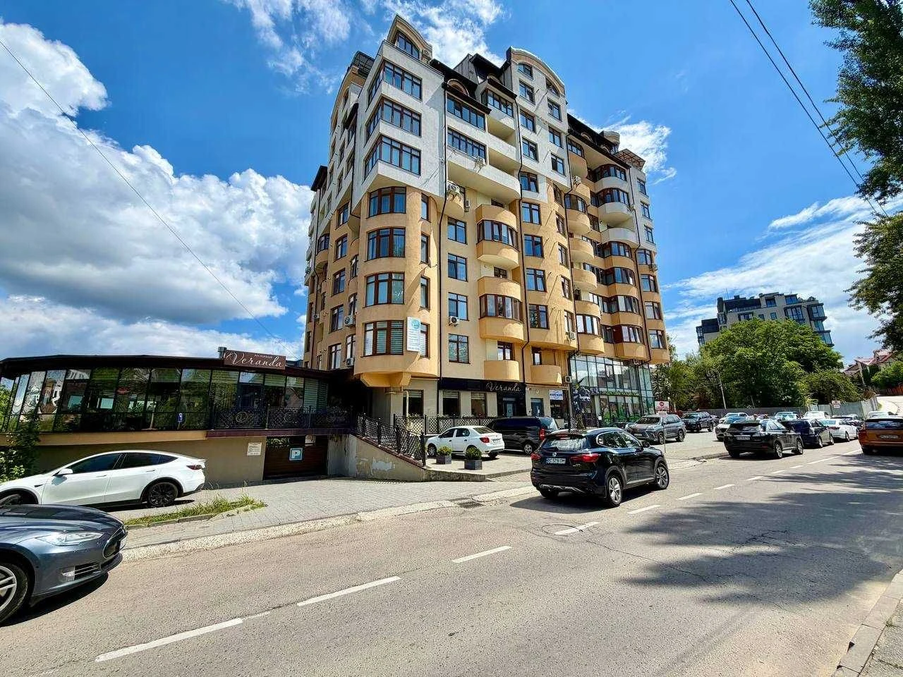 Продаж видової 2-кімнатної квартири в елітному ЖК на вул. Ро