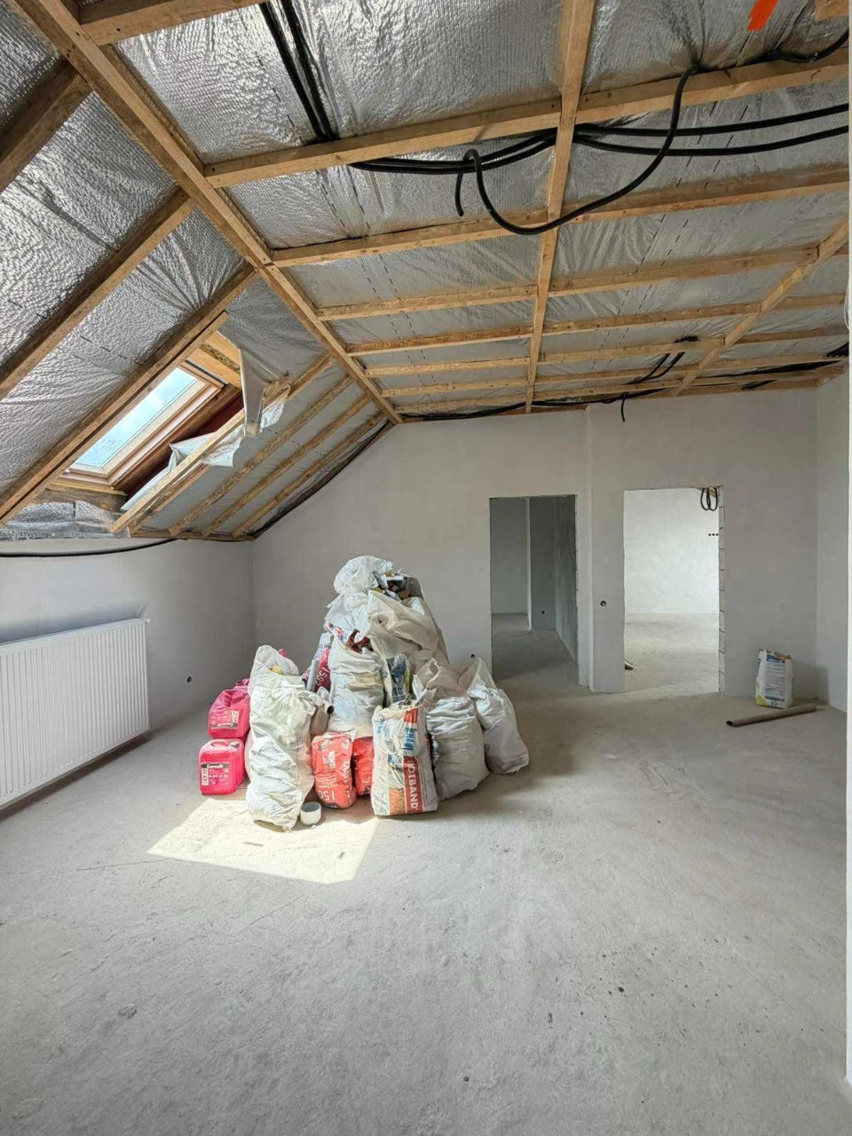 Sale of a 218.5 sq. m two-level apartment with attic, gas heating