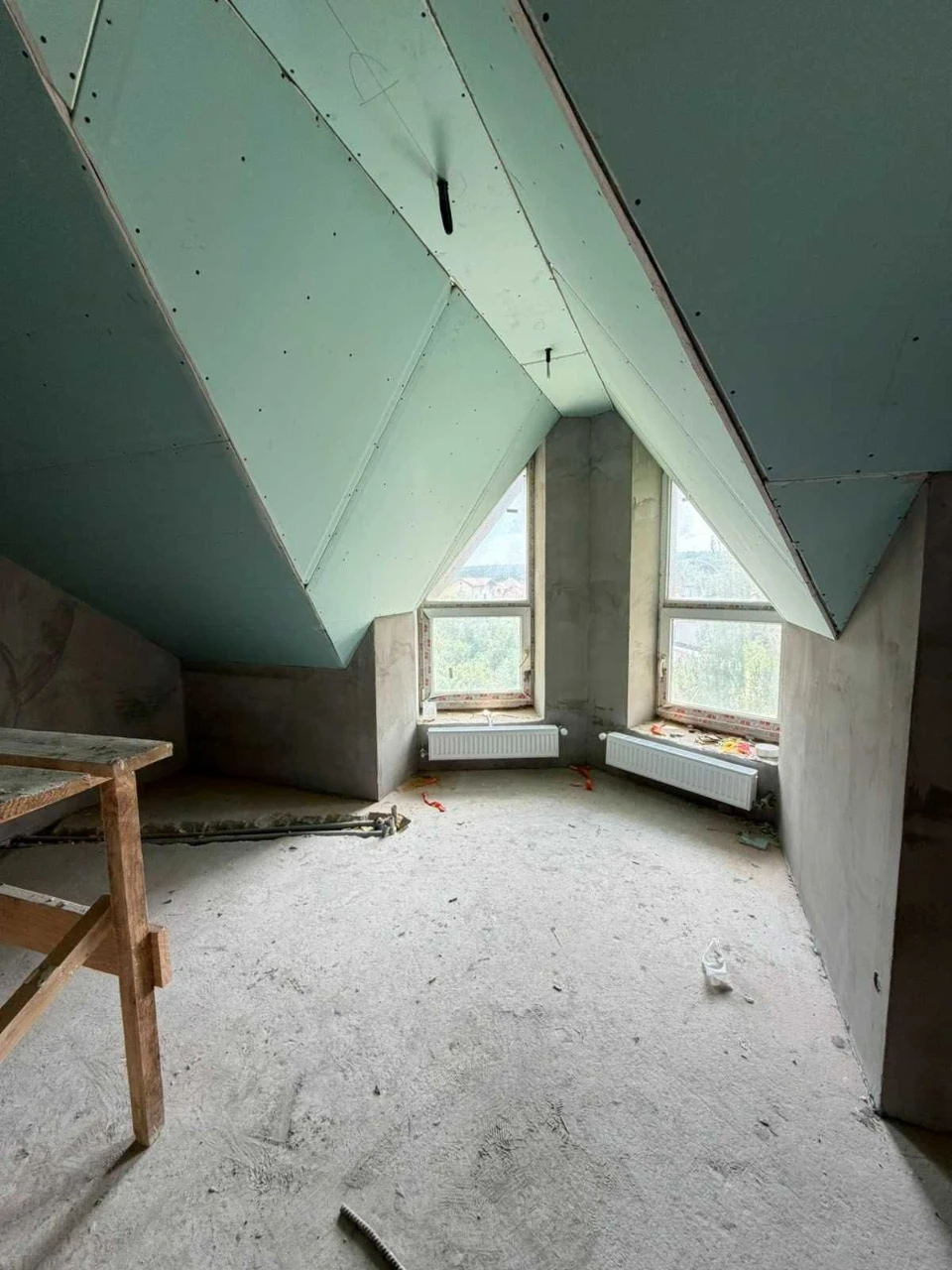 Sale of a 218.5 sq. m two-level apartment with attic, gas heating