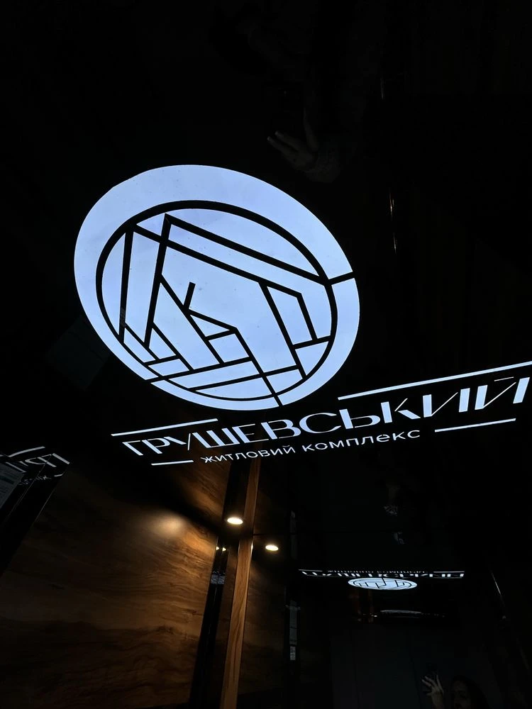 Продається 2-кімнатна квартира з ремонтом і меблями, центр Т