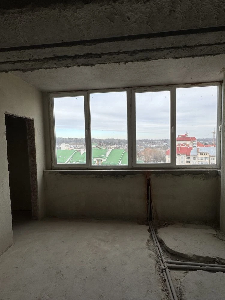 Продається простора 2-кімнатна квартира площею 83 м² у м. Тр