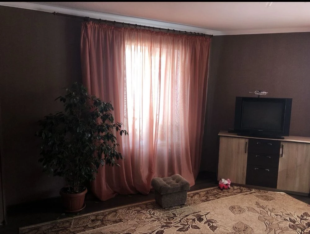 Продам трикімнатну квартиру ( частина будинку)
