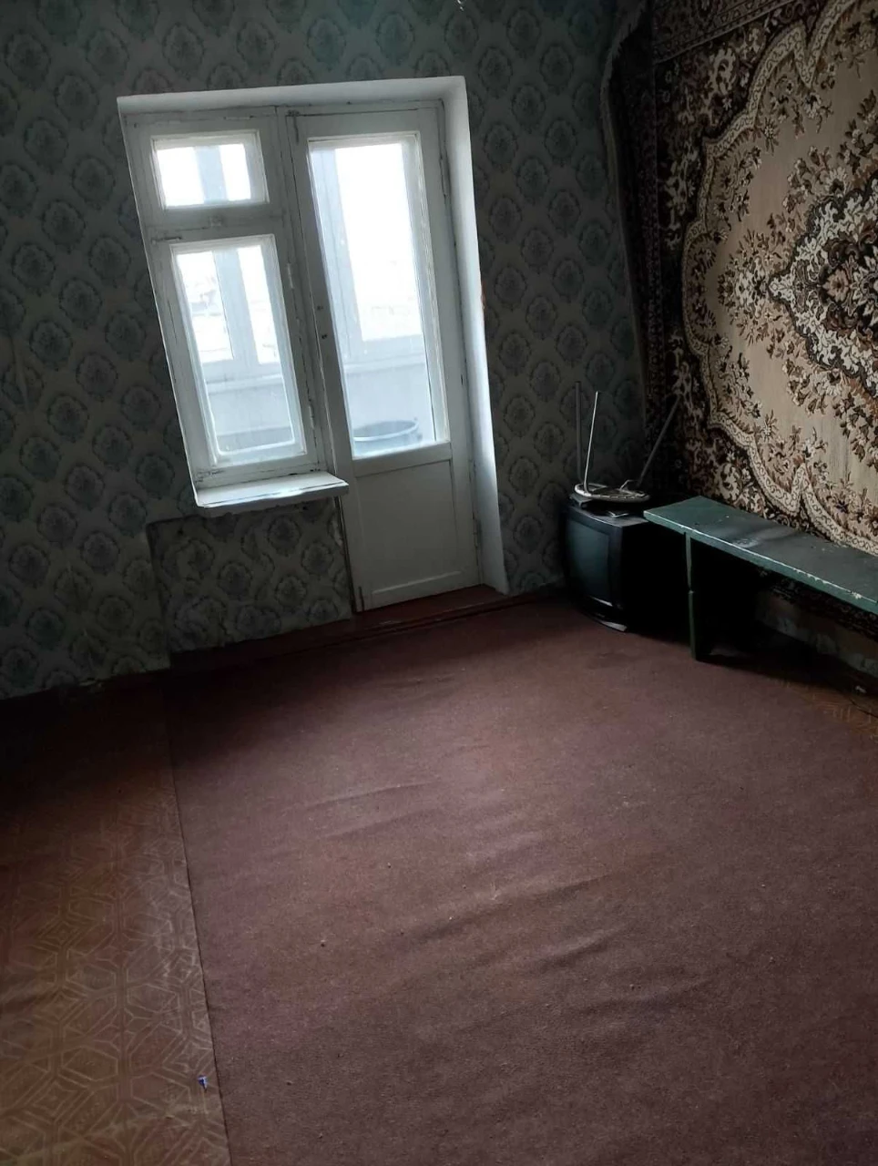 Продам 3 к.кв.під кап.ремонт на 3 мік.