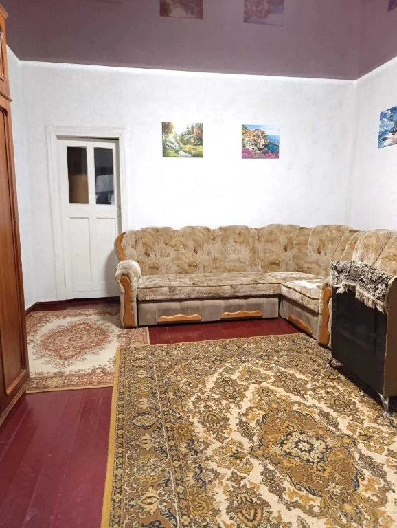 Продається  габаритна  2 кімнатна квартира   на першому пове